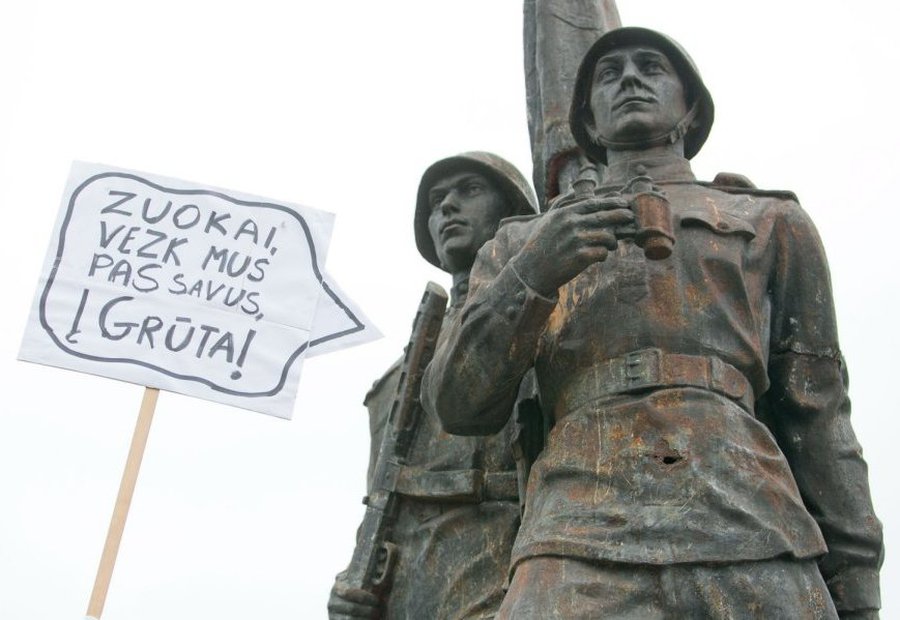 Народники скульптуры с Зеленого моста предложили перевезти в Грутский парк - Культурные и спортивные мероприятия