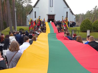 30-метровый флаг Литвы был пронесен по улицам Висагинаса и освящен в костеле (видео) - В Висагинасе