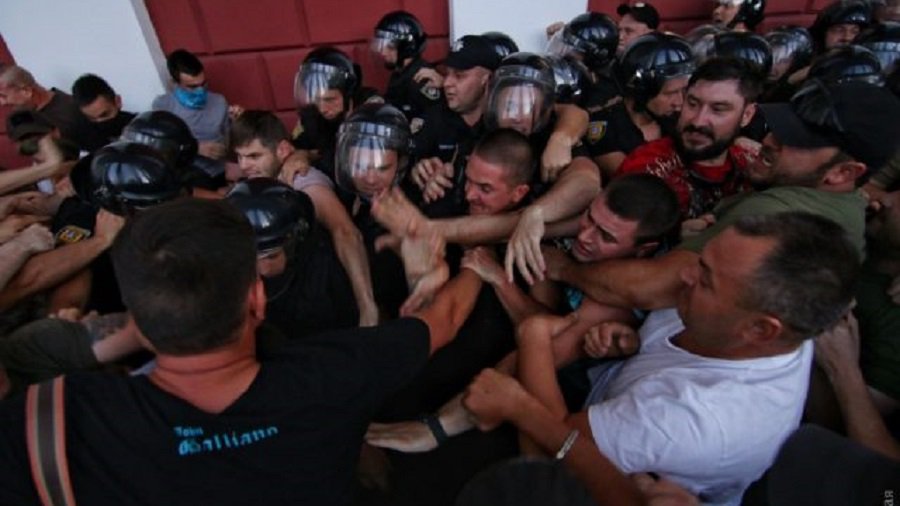 Возле мэрии Одессы побоище из-за пожара в детском лагере - В Мире