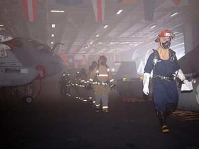 Непотушенная сигарета нанесла ущерб ВМС США: авианосец сгорел на 70 млн долларов - В Мире