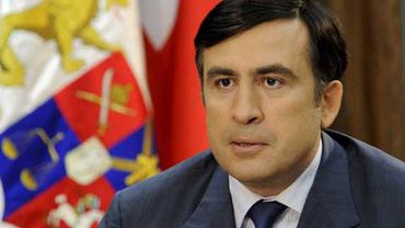 В Молдавии Саакашвили ударился головой о самолет и получил орден