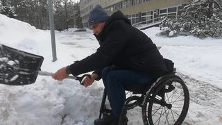 Людям на колясках пришлось самим расчищать парковку возле самоуправления (видео)