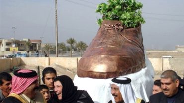 В Ираке уничтожили памятник брошенному в Буша ботинку