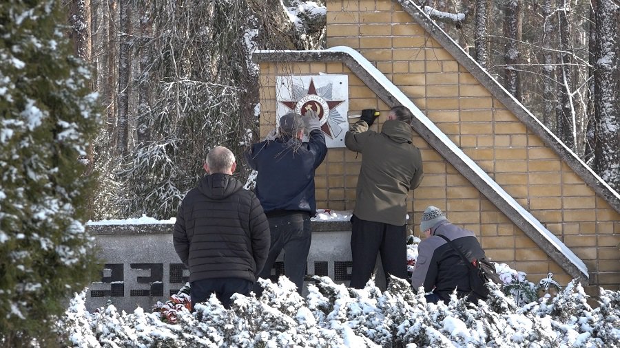 С Могилы Неизвестного Солдата сняли рельеф ордена Отечественной войны - В Висагинасе