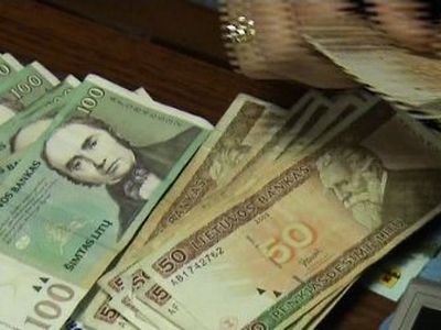 Экономисты: большая часть вносимых через банкомат денег — из «конвертов» - Литва и страны Балтии