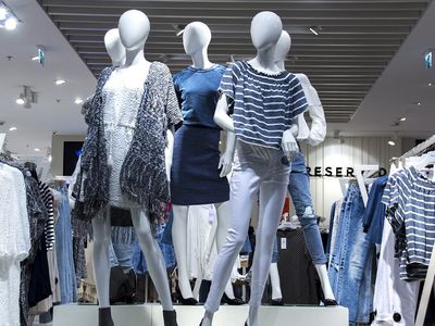 С понедельника откроют больше магазинов, кинотеатры, разрешены мероприятия - Литва и страны Балтии