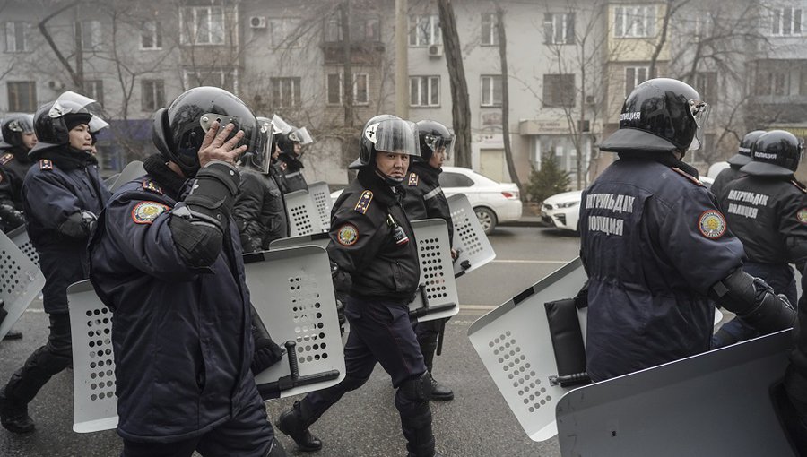 Kazachstano prezidentas pranešė įsakęs kariškiams šaudyti į banditus be įspėjimo - Pasaulyje
