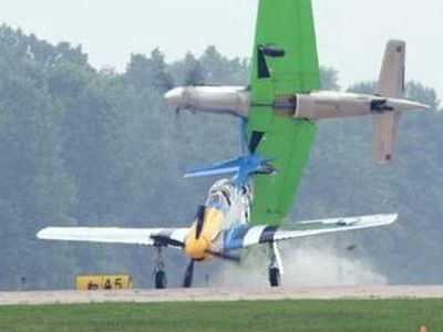 В США один самолет сел на другой - Хобби, отдых и развлечения