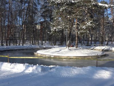 Висагинский "фонтан без воды"  превращается в круговой каток с подсветкой - В Висагинасе
