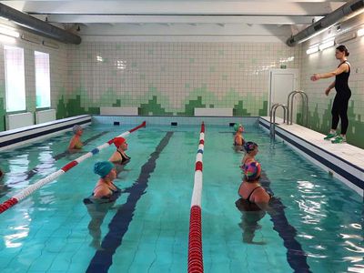 С 1 октября у многих висагинцев появилась возможность бесплатно посещать занятия в бассейне (видео) - В Висагинасе