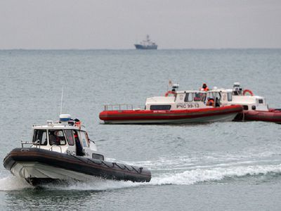 Спасатели обнаружили два плота в районе поисков пропавшего судна "Восток" в Японском море - В Мире