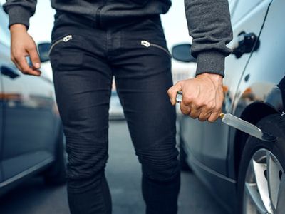 Полиция расследует случаи проколов колес автомобилей - В Висагинасе