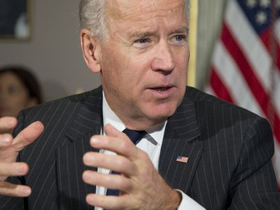 Байден пообещал Порошенко задавить Россию санкциями - В Мире