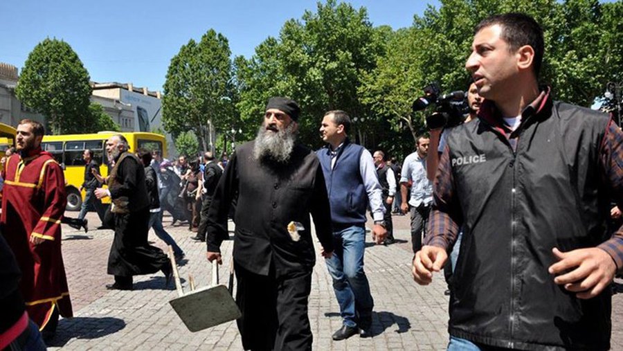 Сотни людей вышли на акцию против ЛГБТ в Тбилиси - В Мире