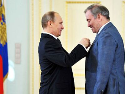 Путин вручил медали первым героям труда - В Мире