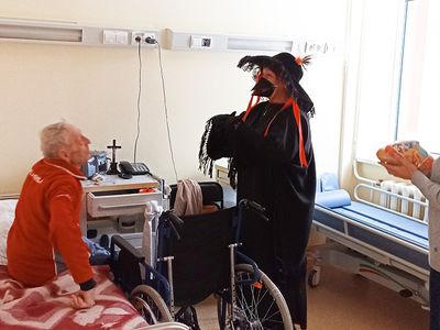 Клуб строителей устроил праздник «Прощание с осенью» - не только для себя, но и для пациентов отделения по уходу (видео) - В Висагинасе