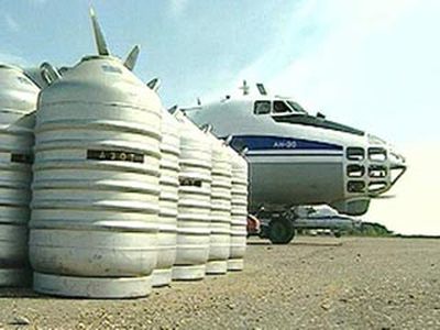 Четыре спецсамолета ВВС РФ разгоняют облака над Москвой - В Мире