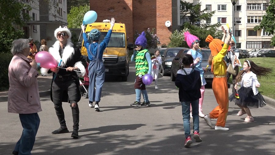 Сегодня по городу колесила труппа юных артистов (видео) - В Висагинасе