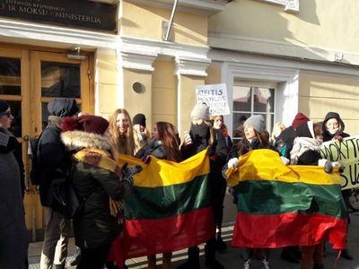 Бастующих третью неделю учителей Литвы акцией протеста поддержали школьники - Литва и страны Балтии