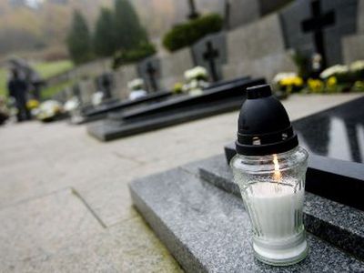 Tėvynės gynėjų dieną uždegta žvakutė ir ant A.M.Brazausko kapo - Lietuva ir Baltijos šalys