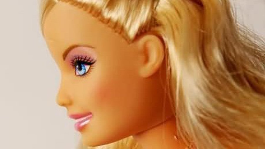 Всемирно известную куклу Барби распяли на кресте - Хобби, отдых и развлечения