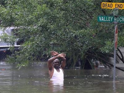 Наводнение в США: вода начала переливаться через дамбу в Хьюстоне - В Мире