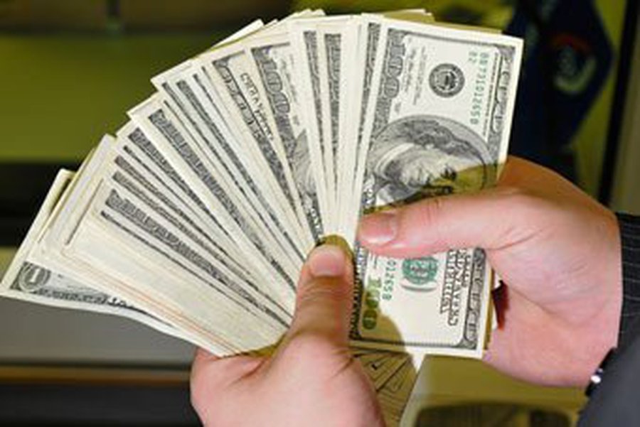 Россияне бросились скупать доллары                                                                 - В Мире