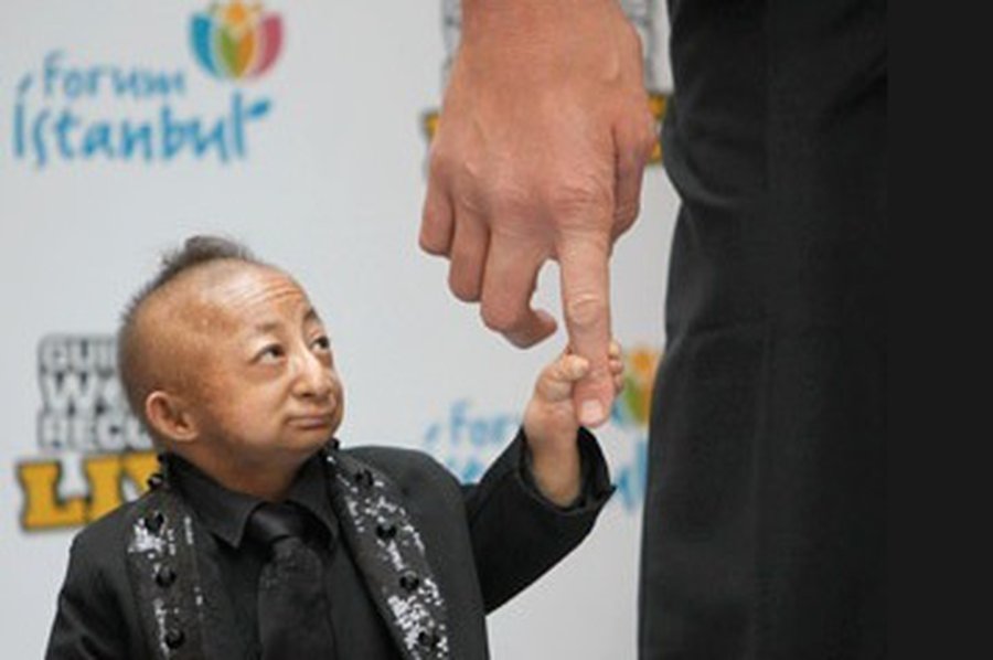 Самый высокий человек в мире встретился с самым маленьким. Им было трудно общаться  - Хобби, отдых и развлечения