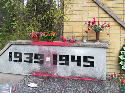 Осквернен мемориал: Могила Неизвестного Солдата облита красной краской - В Висагинасе