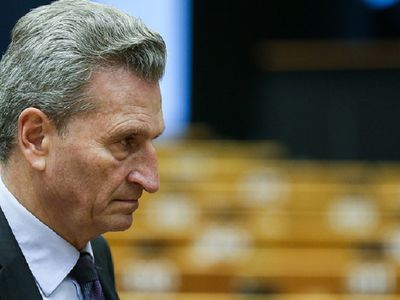 Еврокомиссар назвал новые санкции против России неуместными - В Мире