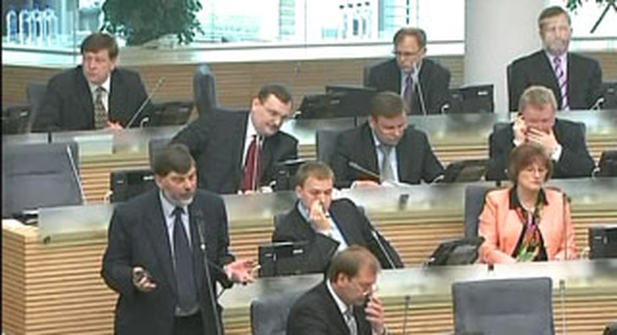 Сокращены зарплаты политиков, судей и госслужащих
 - Литва и страны Балтии