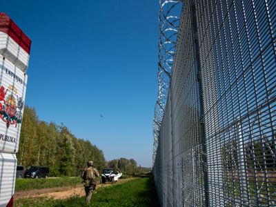 СМИ: Россия пообещала помощь россиянам, которых Латвия высылает из страны - В Мире