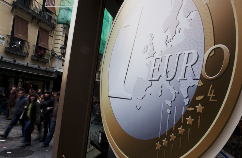 Эксперты: евро продолжит дешеветь                                