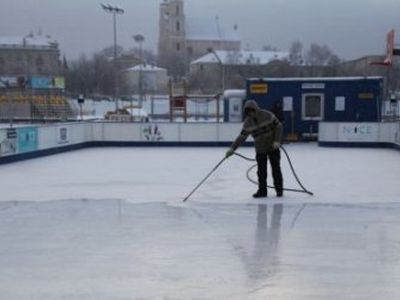 У Белого моста в Вильнюсе заливают каток - Хобби, отдых и развлечения