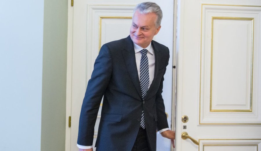 Г. Науседа отправился на работу пешком - Литва и страны Балтии