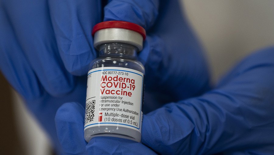В Европе одобрена бустерная доза Moderna для людей не моложе 18 лет - Наука и здоровье