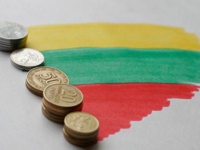Жители Литвы должны государству почти 150 млн. литов - Литва и страны Балтии