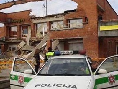 В Вильнюсе обвалилась стена торгового павильона: фоторепортаж - Литва и страны Балтии