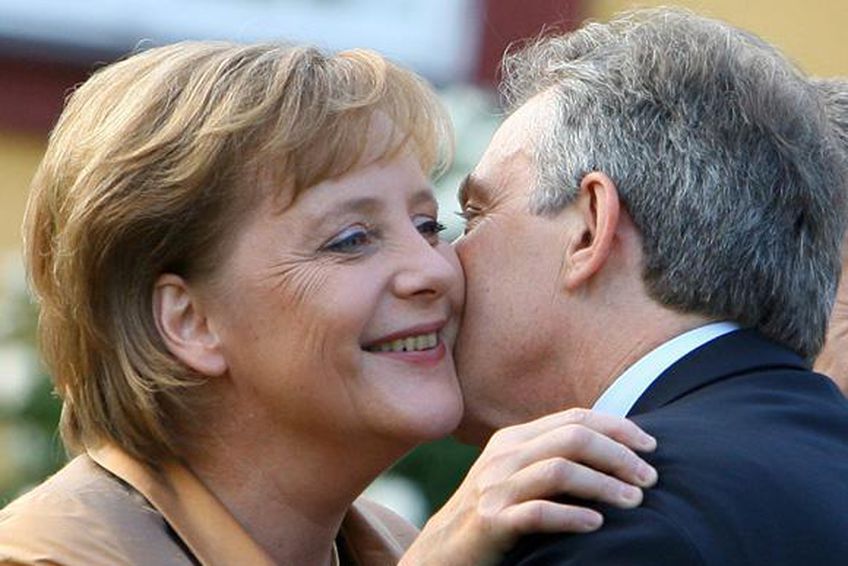 Немецкие активисты выступают против поцелуев на работе                