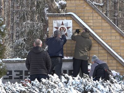 С Могилы Неизвестного Солдата сняли рельеф ордена Отечественной войны - В Висагинасе