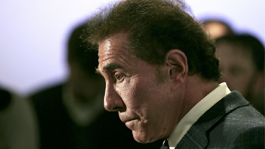 В США миллиардер покинул свою компанию из-за обвинений в домогательствах - В Мире