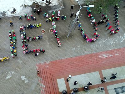 Visaginas paminėjo Lietuvos Valstybės atkūrimo dieną ryškiu moksleivių pasirodymu (vaizdo siužetas) - Visagine