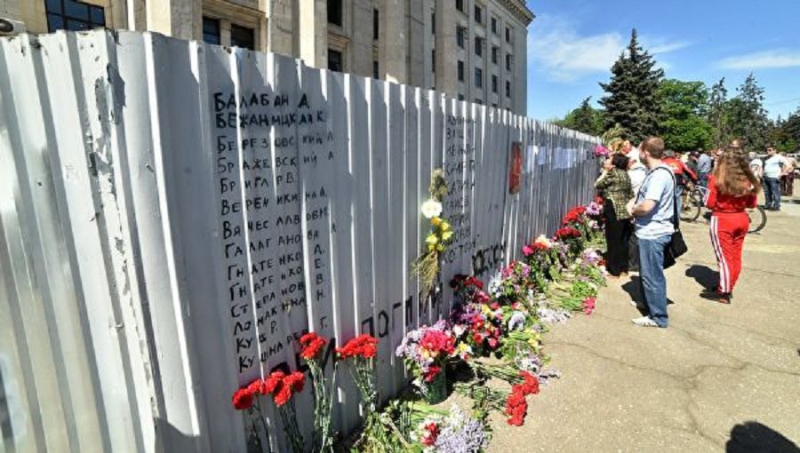 Жители Одессы собрались почтить память погибших 2 мая 2014 года - В Мире