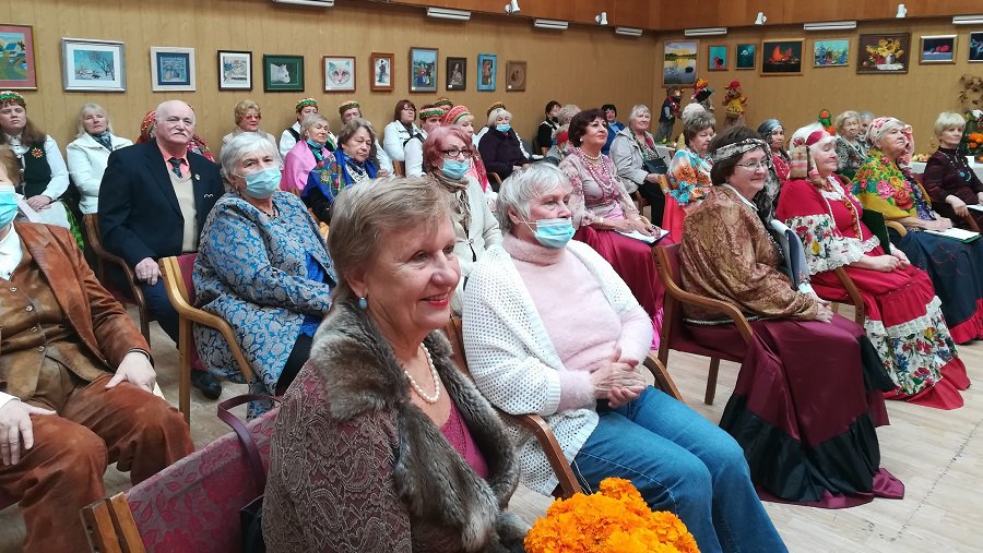 Пенсионеры рады возможности вновь встречаться в Центре занятости сеньоров (видео) - В Висагинасе