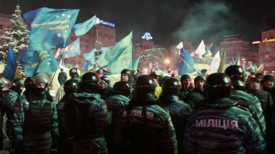 «Беркут» пошел на штурм захваченной мэрии Киева - В Мире