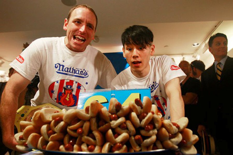 Американец съел 62 хот-дога за 10 минут                 - Хобби, отдых и развлечения