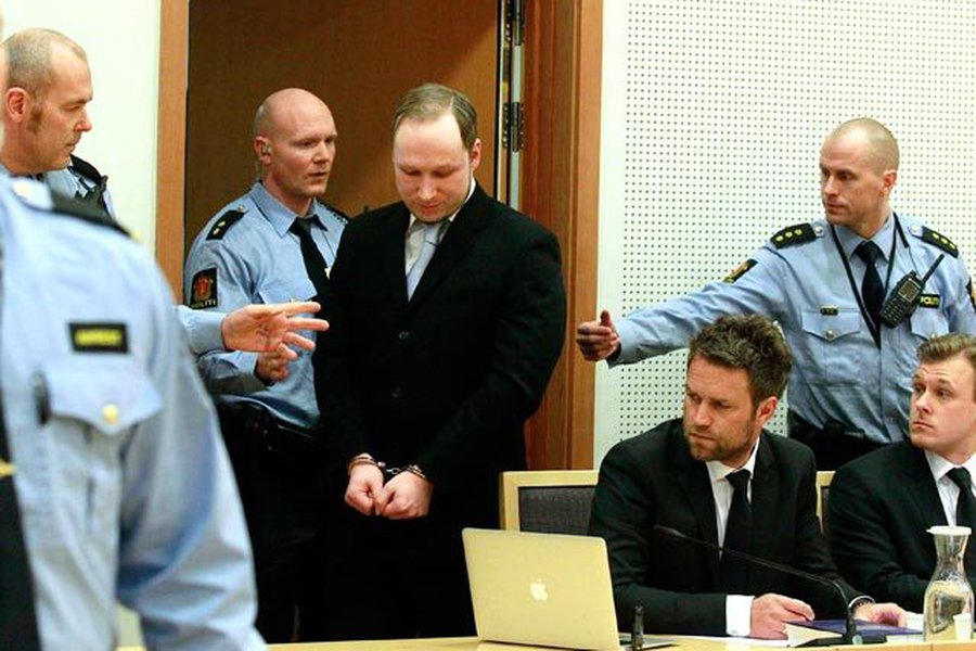 Убийца 77 человек Андерс Брейвик, насмешивший людей в суде, доволен своим имиджем в СМИ                                 - В Мире