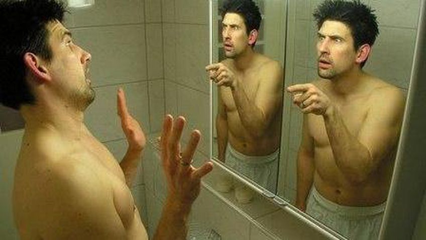 Мужчины ненавидят свое отражение в зеркале