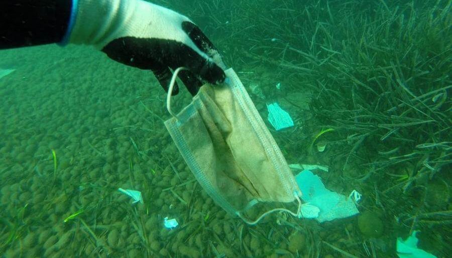 Эксперты: рост использования защитных масок создает источник загрязнения Мирового океана - В Мире