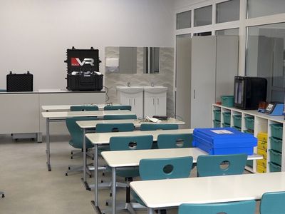 В гимназии Атгимимо открывается новая лаборатория по естественным наукам (видео) - В Висагинасе